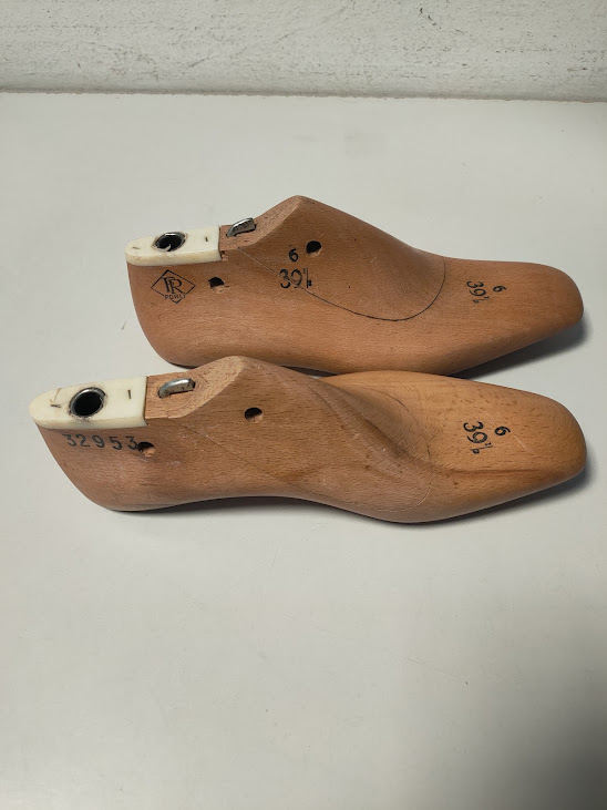 Forme per Scarpe in Legno e Metallo Usati per Modellare e Costruire le Calzature