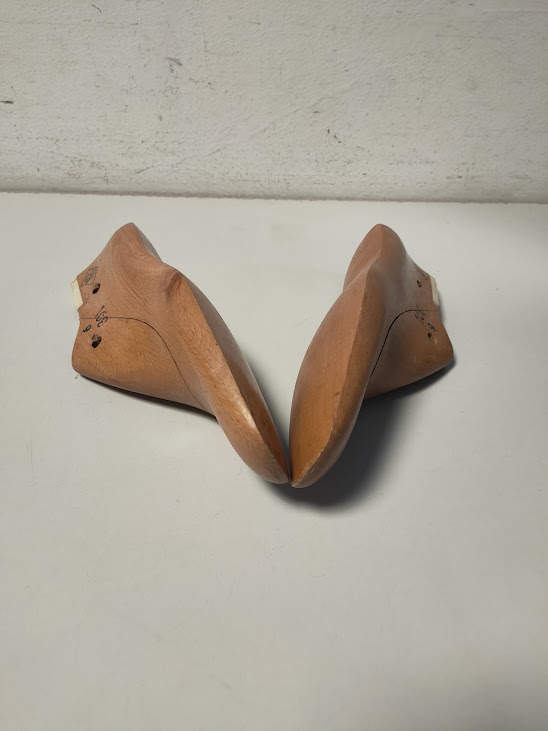 Forme per Scarpe in Legno e Metallo Usati per Modellare e Costruire le Calzature