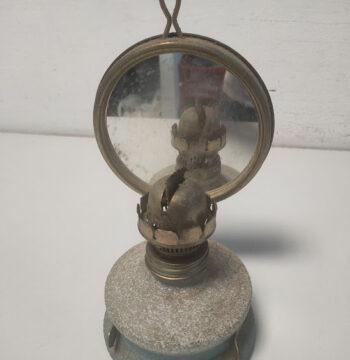 Lampada a Petrolio D'Epoca Dotata di Specchio Riflettore Diffusa tra il 1890 e il 1940
