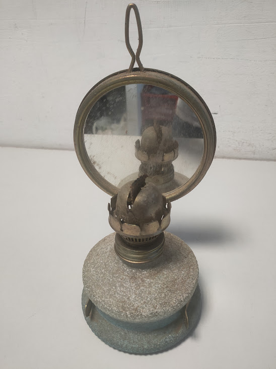 Lampada a Petrolio D'Epoca Dotata di Specchio Riflettore Diffusa tra il 1890 e il 1940