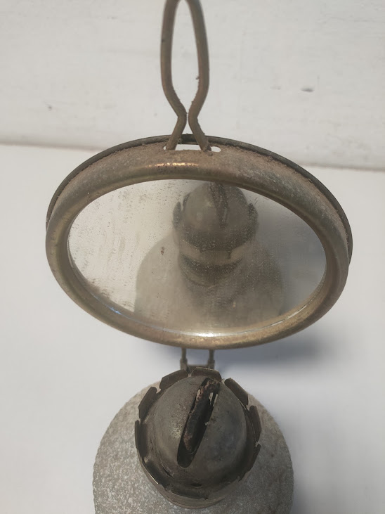 Lampada a Petrolio D'Epoca Dotata di Specchio Riflettore Diffusa tra il 1890 e il 1940