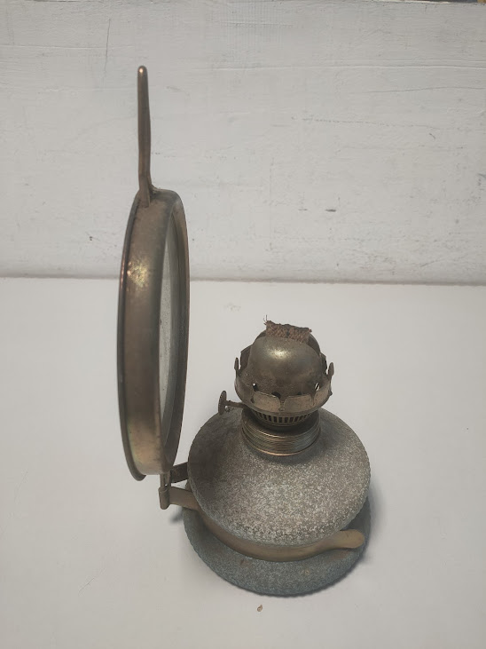 Lampada a Petrolio D'Epoca Dotata di Specchio Riflettore Diffusa tra il 1890 e il 1940