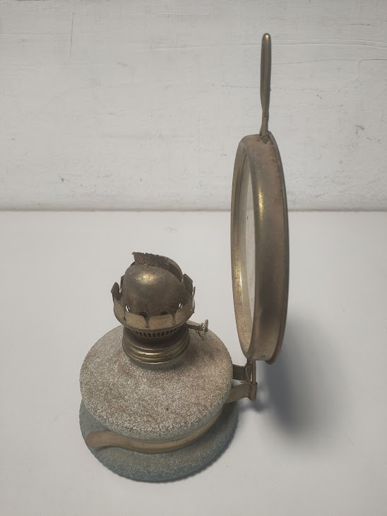Lampada a Petrolio D'Epoca Dotata di Specchio Riflettore Diffusa tra il 1890 e il 1940