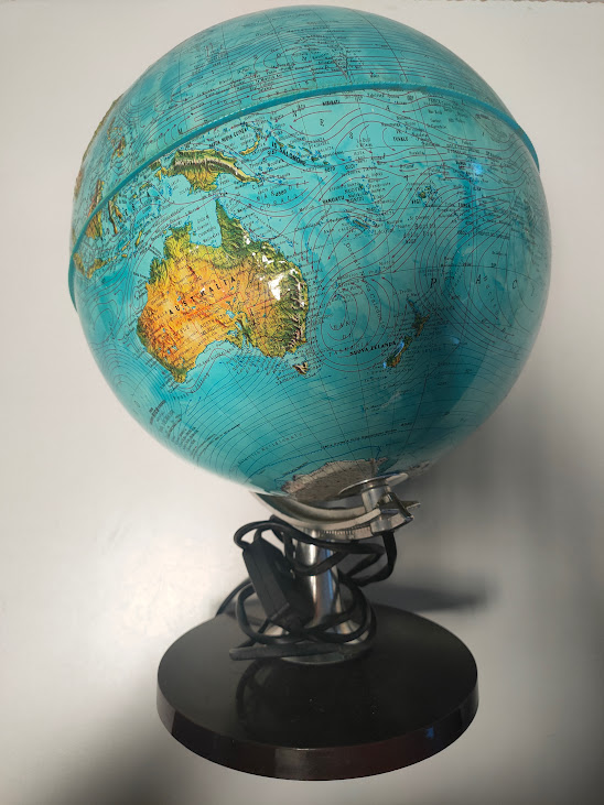 Mappamondo Luminoso con Rilievo Realizzato in Plastica da "Rico" Vintage Anni '70