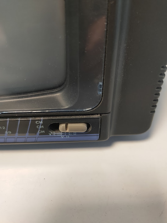 Piccolo Televisore Portatile in Bianco e Nero a Transistor Roadstar TV-400N