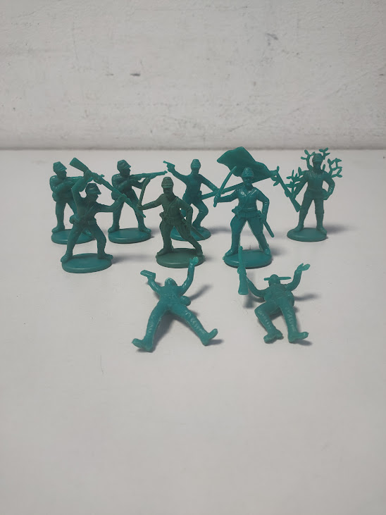 Piccoli Soldatini Giocattolo in Plastica di Colore Verde in Diverse Pose D'Azione Anni '70