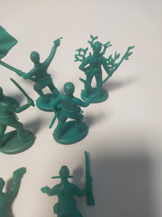 Piccoli Soldatini Giocattolo in Plastica di Colore Verde in Diverse Pose D'Azione Anni '70