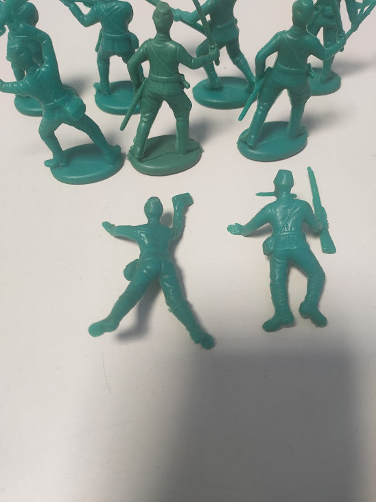 Piccoli Soldatini Giocattolo in Plastica di Colore Verde in Diverse Pose D'Azione Anni '70