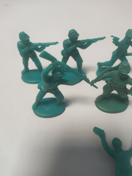 Piccoli Soldatini Giocattolo in Plastica di Colore Verde in Diverse Pose D'Azione Anni '70