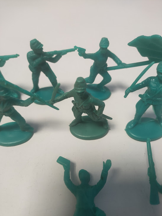 Piccoli Soldatini Giocattolo in Plastica di Colore Verde in Diverse Pose D'Azione Anni '70