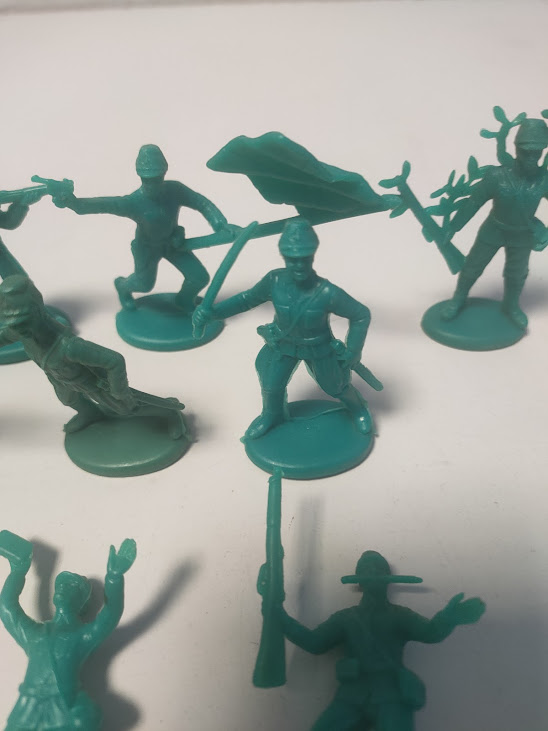 Piccoli Soldatini Giocattolo in Plastica di Colore Verde in Diverse Pose D'Azione Anni '70