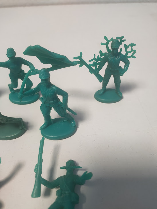 Piccoli Soldatini Giocattolo in Plastica di Colore Verde in Diverse Pose D'Azione Anni '70