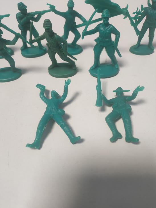 Piccoli Soldatini Giocattolo in Plastica di Colore Verde in Diverse Pose D'Azione Anni '70