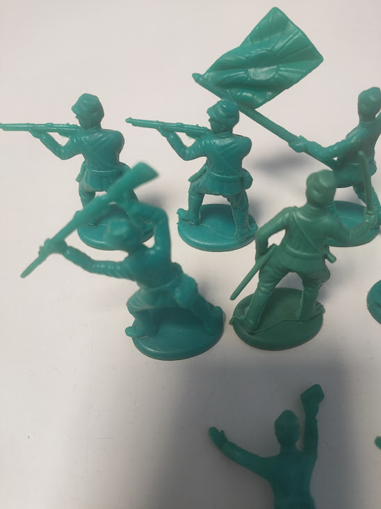 Piccoli Soldatini Giocattolo in Plastica di Colore Verde in Diverse Pose D'Azione Anni '70