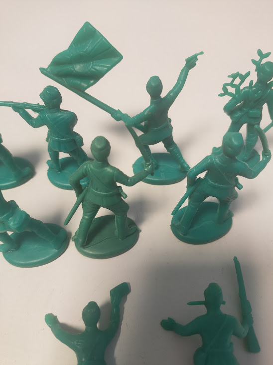 Piccoli Soldatini Giocattolo in Plastica di Colore Verde in Diverse Pose D'Azione Anni '70
