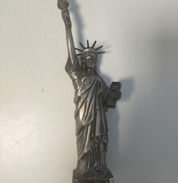 Statuina in Metallo Argentato che Raffigura la Celebre Statua della Libertà