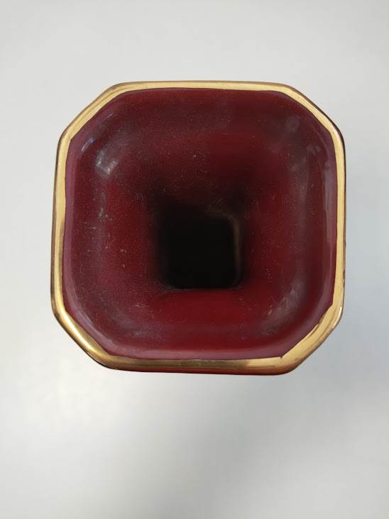 Vaso in Ceramica Bordeaux con Base Squadrata con Dettagli Dorati Vintage Anni ' 70